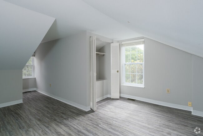 1BR, 1BA - 700SF - Senate Square Apartments