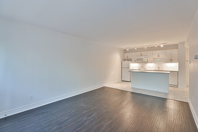 1-Bed Open Concept - 637SF