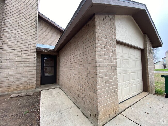 Building Photo - Levy Townhomes