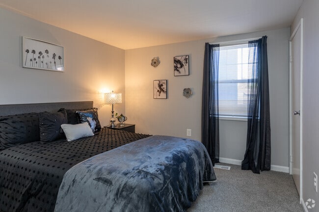 2BR,1BA - 760SF - Primary Bedroom