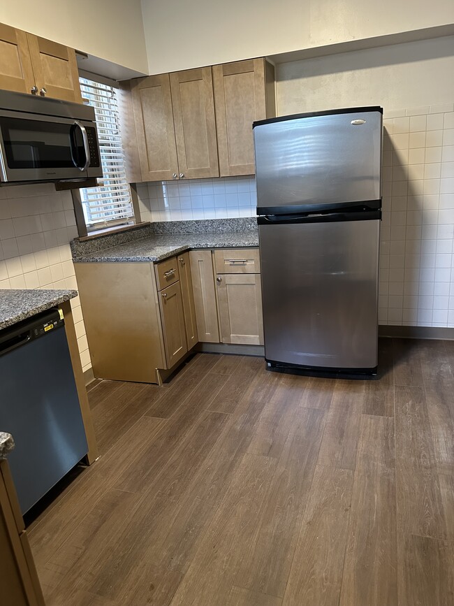 Unidad de cocina 1 - 4947 Cote Brilliante Ave Unidad 4947 #1