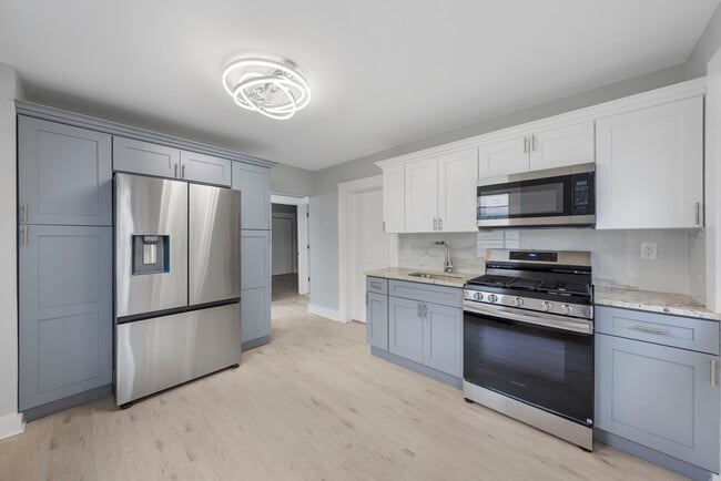 Kitchen - 1920 S Wood Ave Unit 1