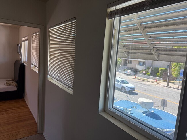 Photo - 5542 Kester Ave