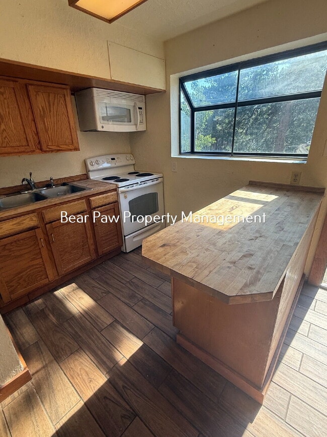 Photo - One Bedroom, plus Office Duplex in North Evergreen that includes Utilities! Unit L