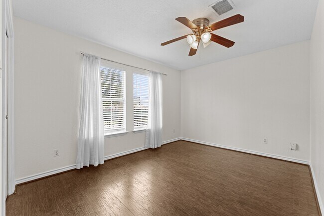 Photo - 842 E 29th St