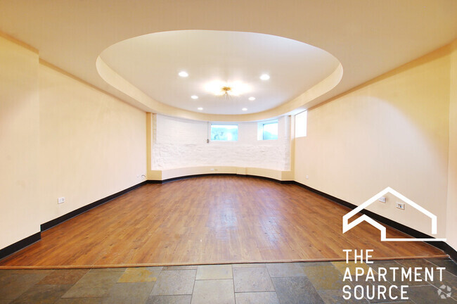 Building Photo - 1352 N La Salle Dr Unit GDN Rental