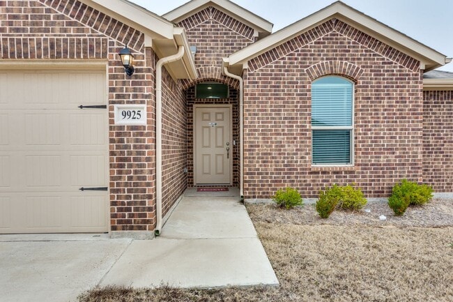 Building Photo - LIKE NEW HOME IN CROWLEY! READY TO VIEW!