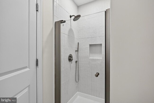 Photo - 2447 Turner St