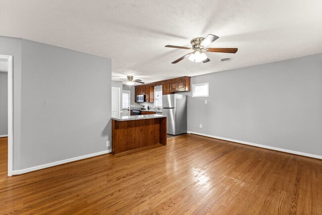Photo - 104 N Oak Ave