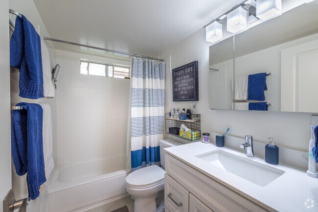 2 habitaciones, 1 baño - 700 pies cuadrados - Baño - 2323 San Juan Ave