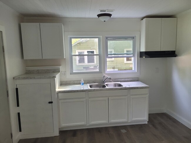 Photo - 1010 N Main St