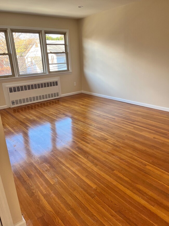 Building Photo - 0-02 2 St