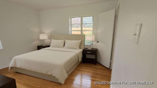 Photo - 121 E Riverwood Dr