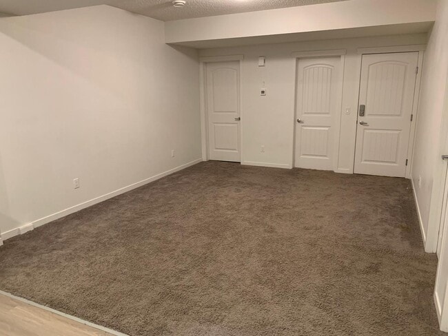 Photo - 811 177 St SW