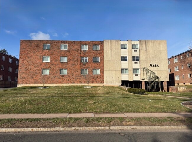 Photo - 109 S Main St