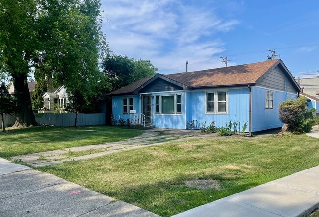 Building Photo - 4930 S Luna Ave Rental