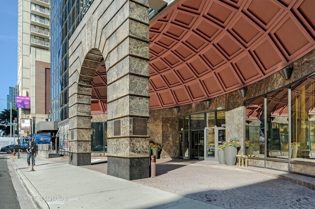 Building Photo - 10 E Ontario St Unit 2607 Rental