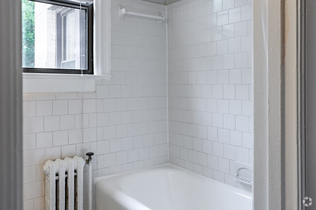 1BR, 1BA - 664SF