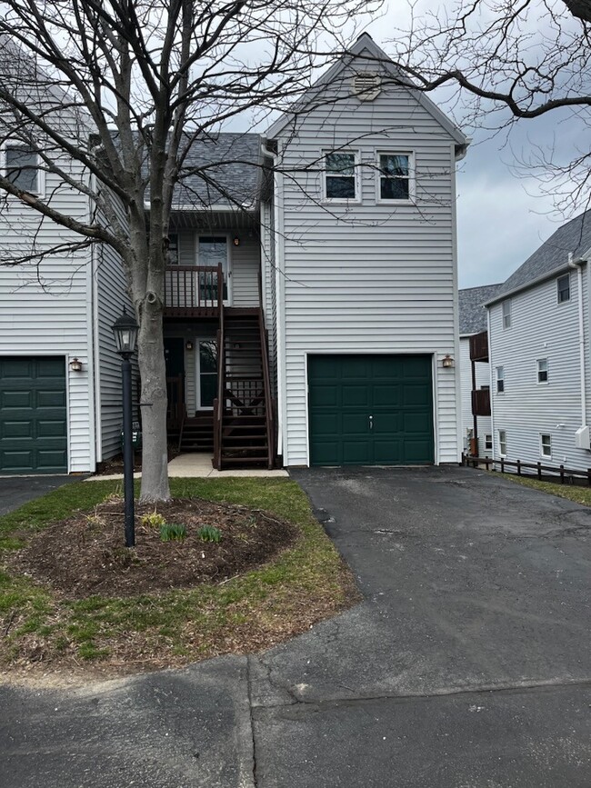 Building Photo - 634 W 2nd St