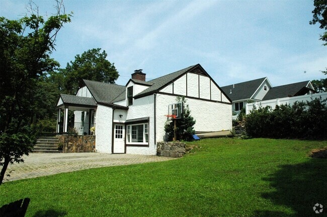 Building Photo - 20 Annadale St Rental