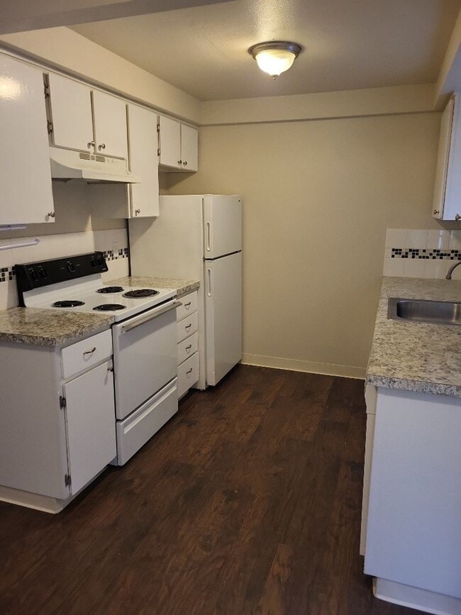 Photo - Detached Garage and fenced patio area-Pets Welcome! Unidad 2815 I