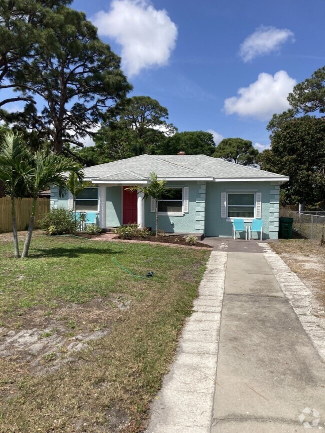 Building Photo - Must see charming cottage on S. Tropical T... Rental