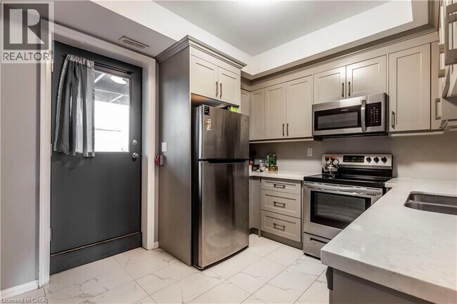 Photo - 144 Wellington St N Unit 2