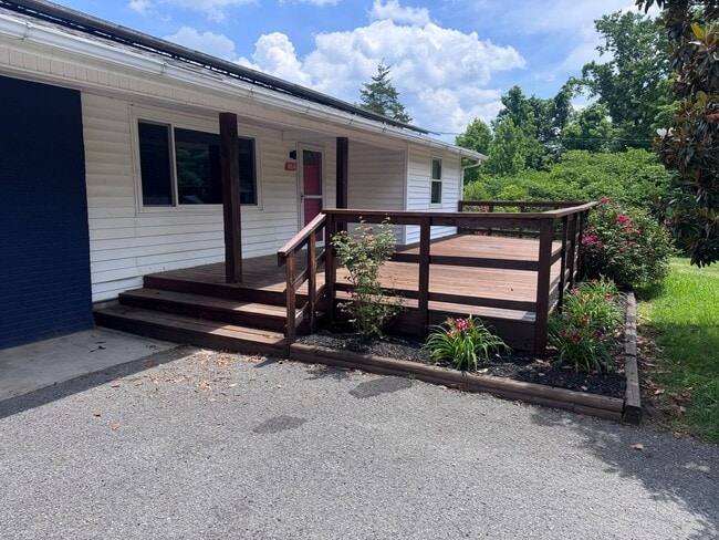 Photo - Powell 37749 - 2 bedroom, 1 bath home - Contact Lisa Vineyard and Shannon Russell (865) 216-9334
