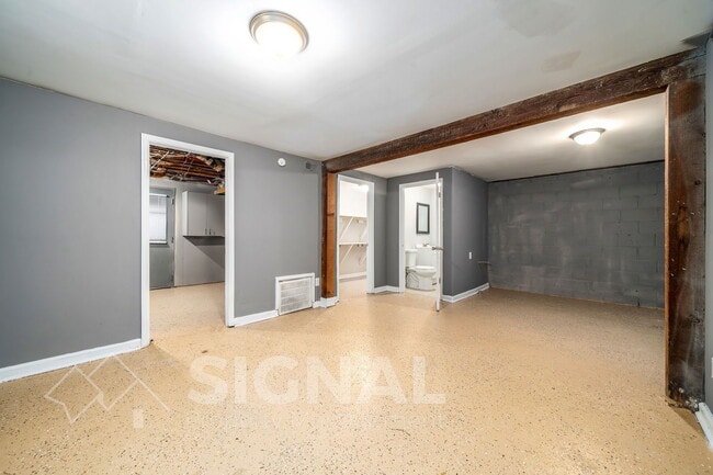 Photo - 1652 Roberta Ln