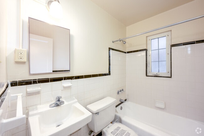 1BR, 1BA - 482SF - Bathroom