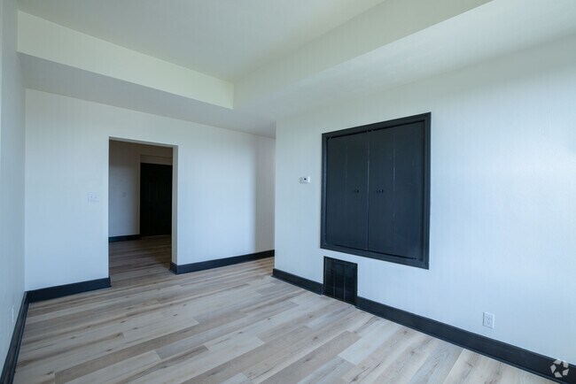 2BR, 1BA - 950SF