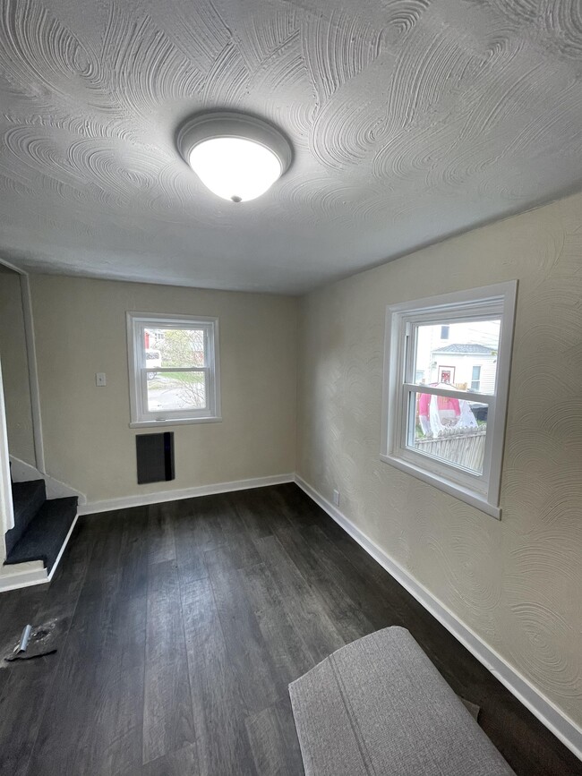 Photo - 628 Sidney St