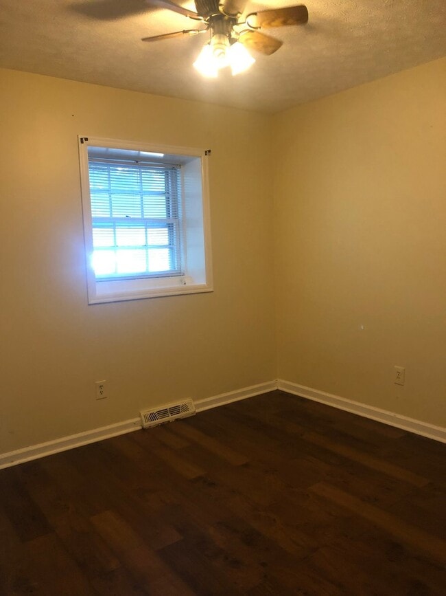 Photo - Three Bedroom Townhome near Peaks View Park, Fresh Market, 501 Expressway