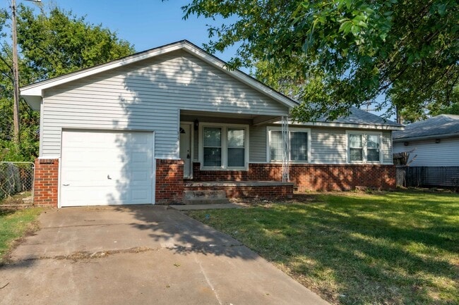 Building Photo - 3 Bed / 1.5 Bath in Tulsa! Rental