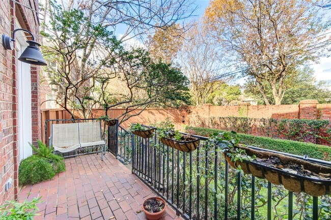 Photo - 6811 Staffordshire Blvd