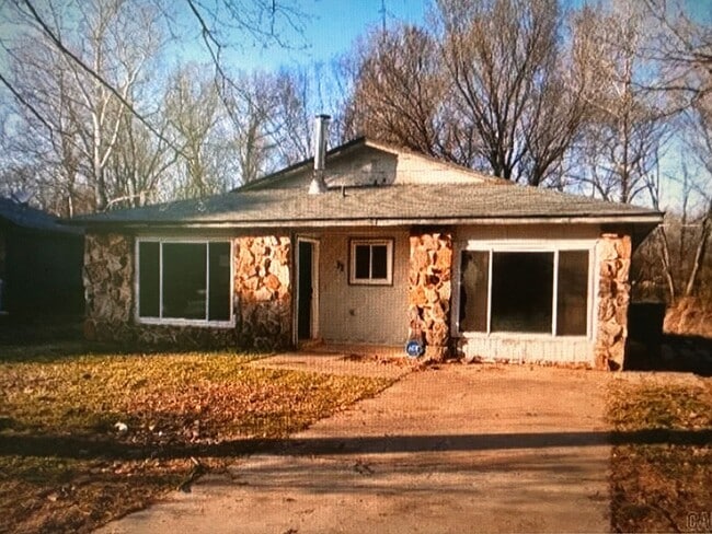 Building Photo - 4 bedroom home in Sherwood. Central air and heat.