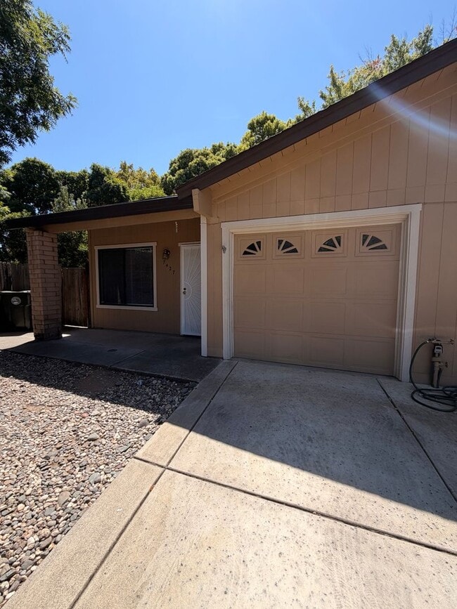 Building Photo - 7425 / 7427 Robmar Court^^ Unit 7848001002