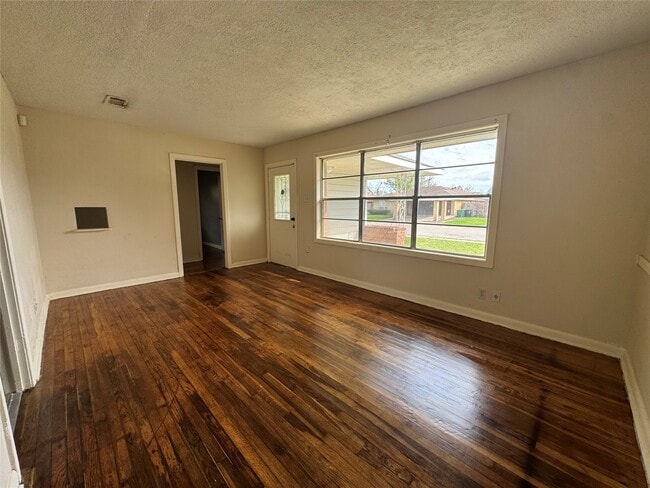 Photo - 8719 Tilgham St