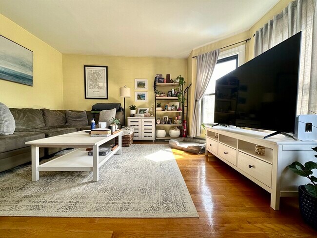 Building Photo - 9 Leverett St Unit 3