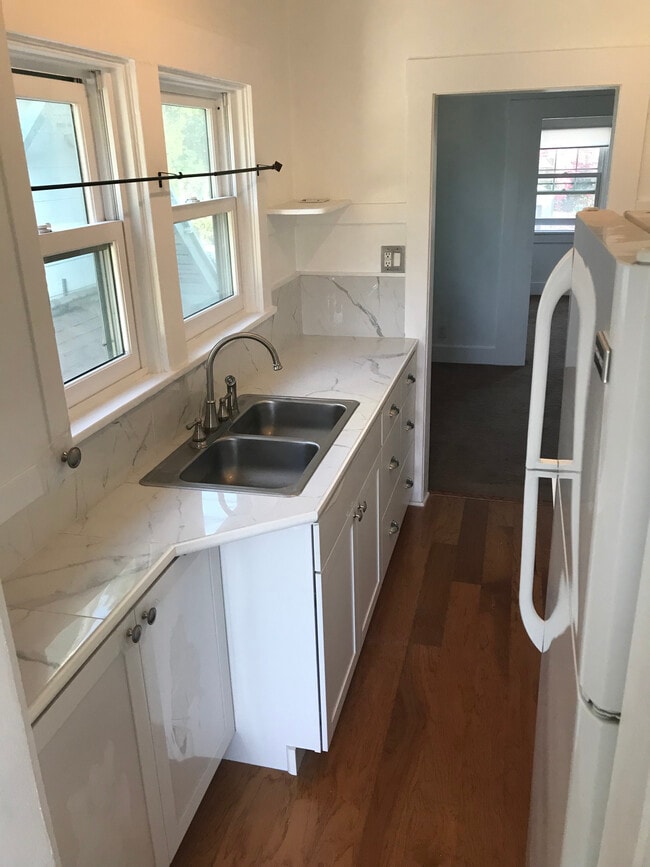 Cocina con gabinetes y estufa nuevos. - 1011 1/2 N Coronado St Unidad 1011 .5