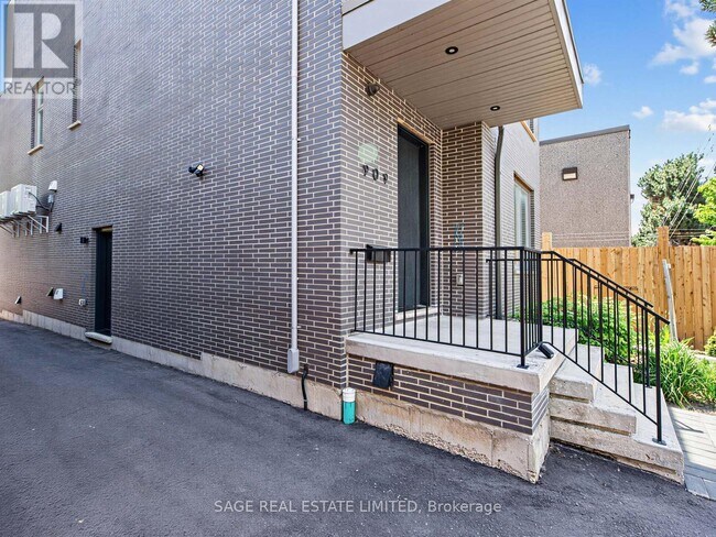 Photo - 909 Castlefield Ave Unit 1