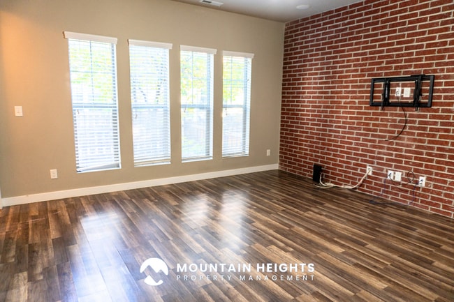 Photo - 858 Cecina Ct