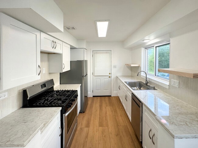 Photo - 332 N Smith St