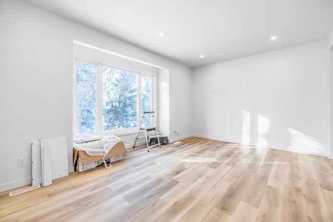 Photo - 1819 Assiniboine Av