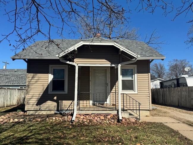 Building Photo - 3 bedroom, 2 bath in NE Lincoln