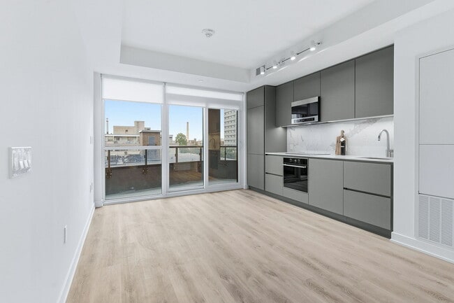 Photo - 110-4110 Broadway Ave