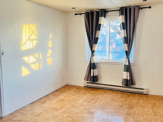 Building Photo - 321 Av 81E Unit 2-Bedroom with Parking