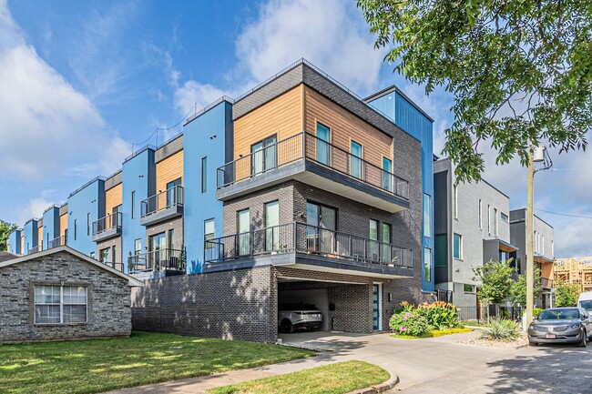 Building Photo - 422 W 9th St Unit 103