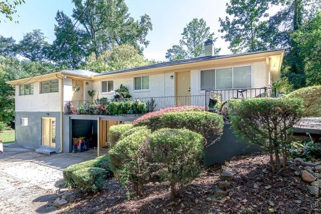 Building Photo - Elegant & Bright 2 Bedroom in Oakhurst’s H... Rental