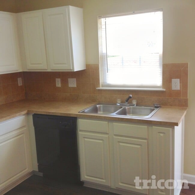 Photo - 917 Redford Ln